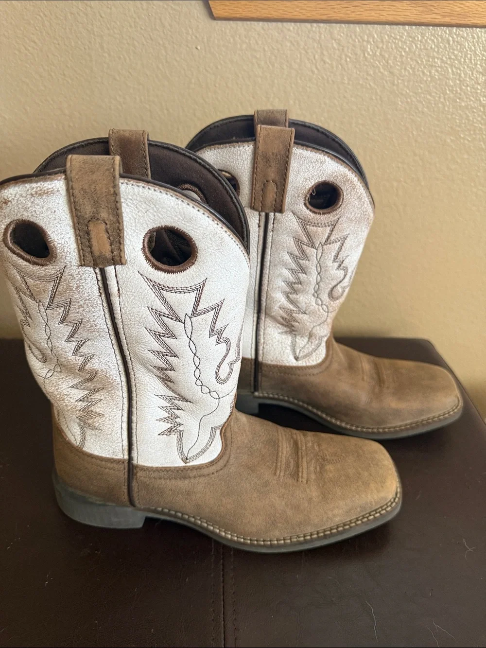Boys Classic Two-Tone Western Cowboy Boots - Tan & White